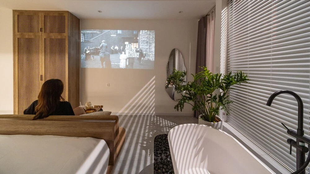 Photo - Kin Wander Tân Phong, The Moonage