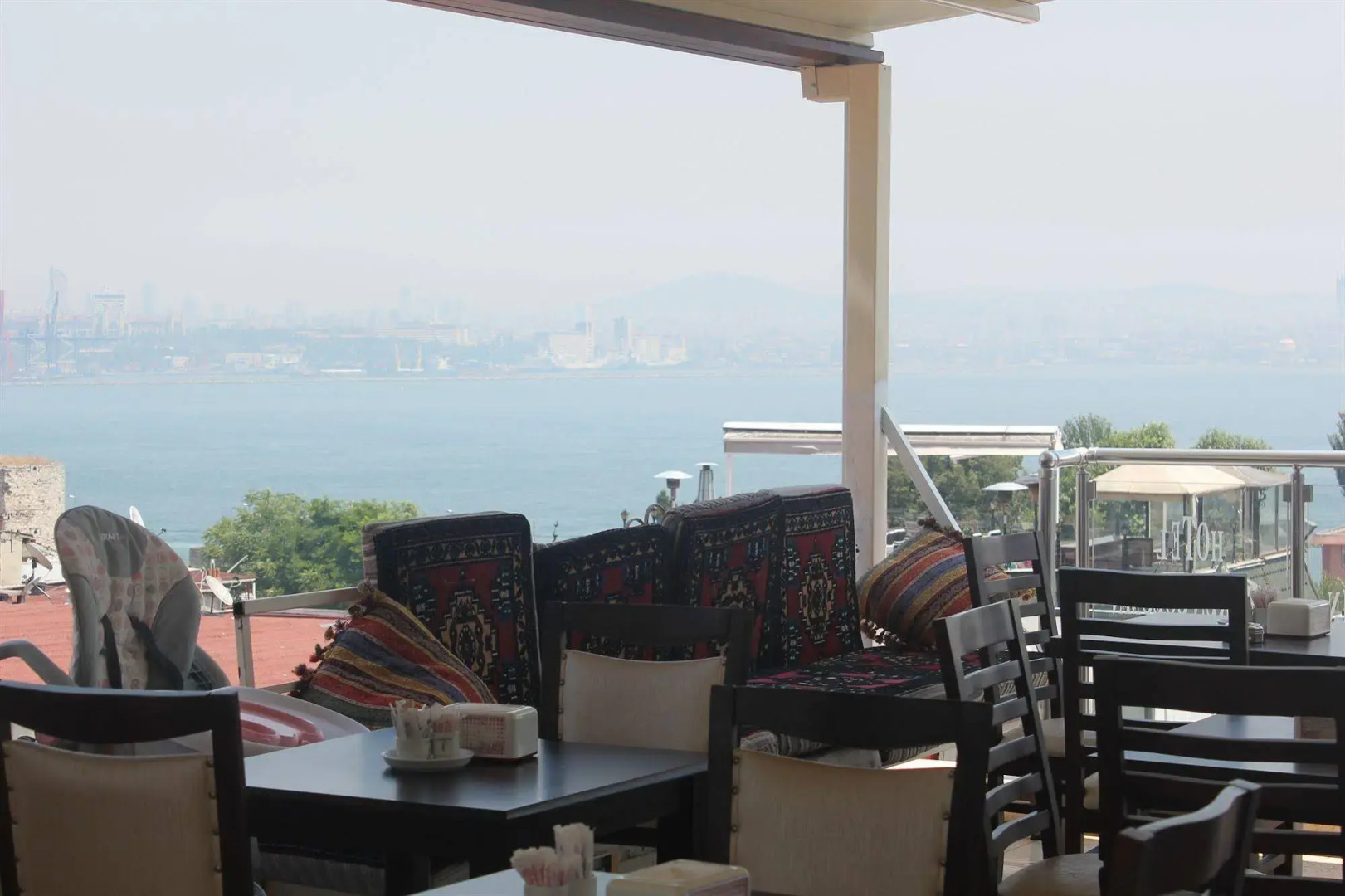 Photo - Hotel Broken Column