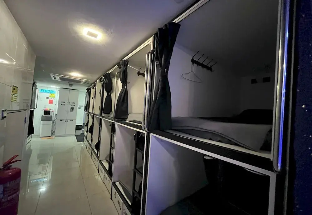 Foto - Oyo 91036 J Capsule Hotel Jalan Bukit