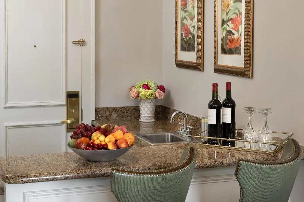 Photo - Warwick Melrose Hotel