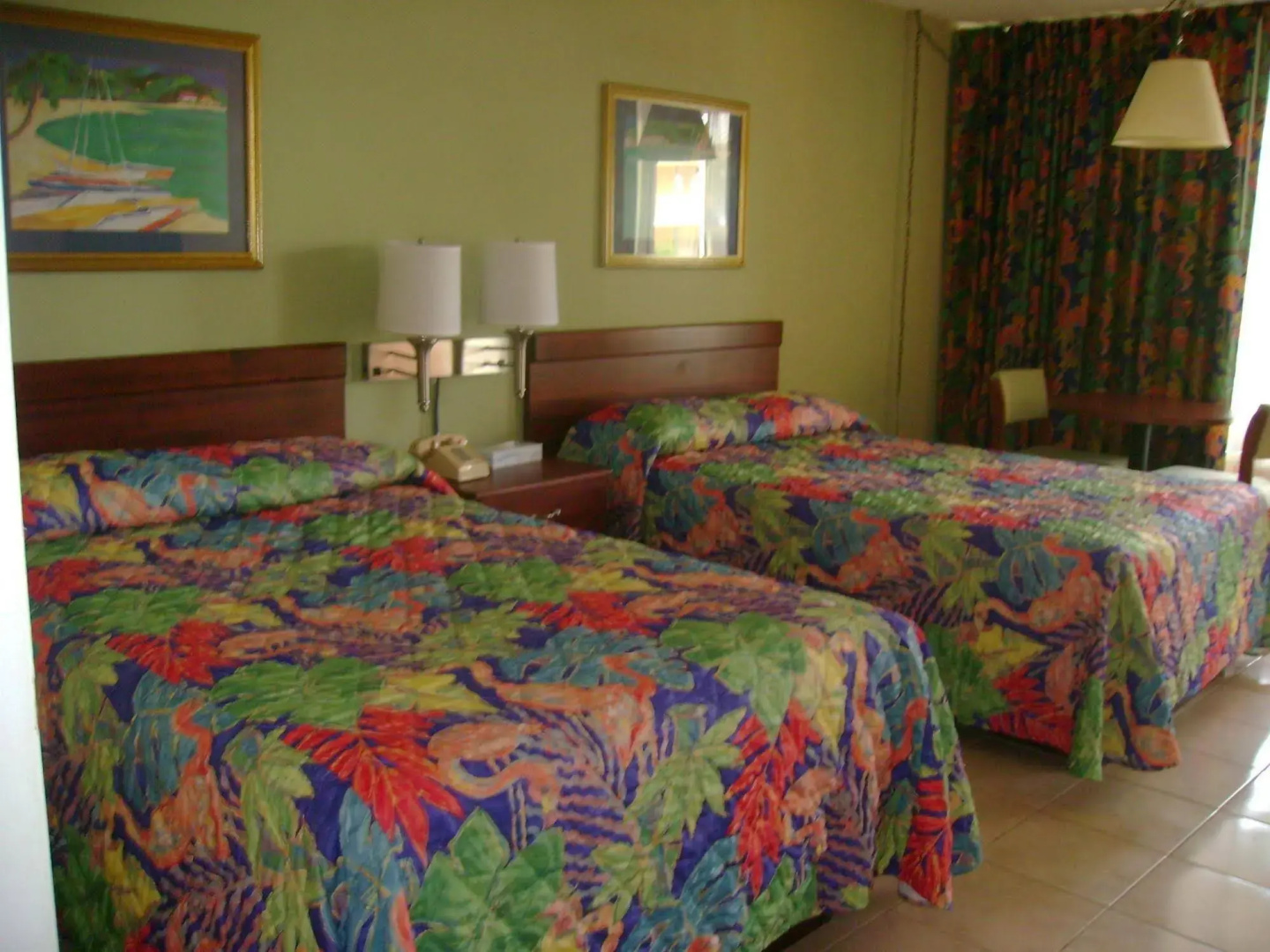 Photo - Royal Islander Hotel