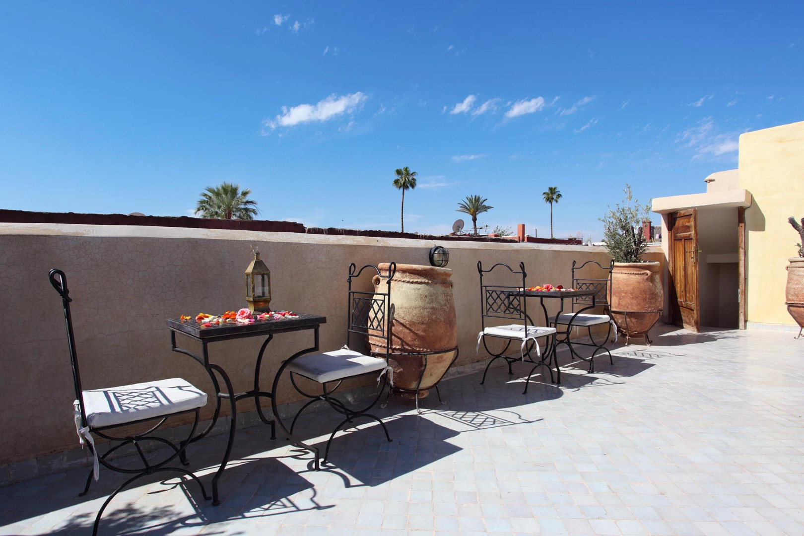 Photo - Riad white flowers