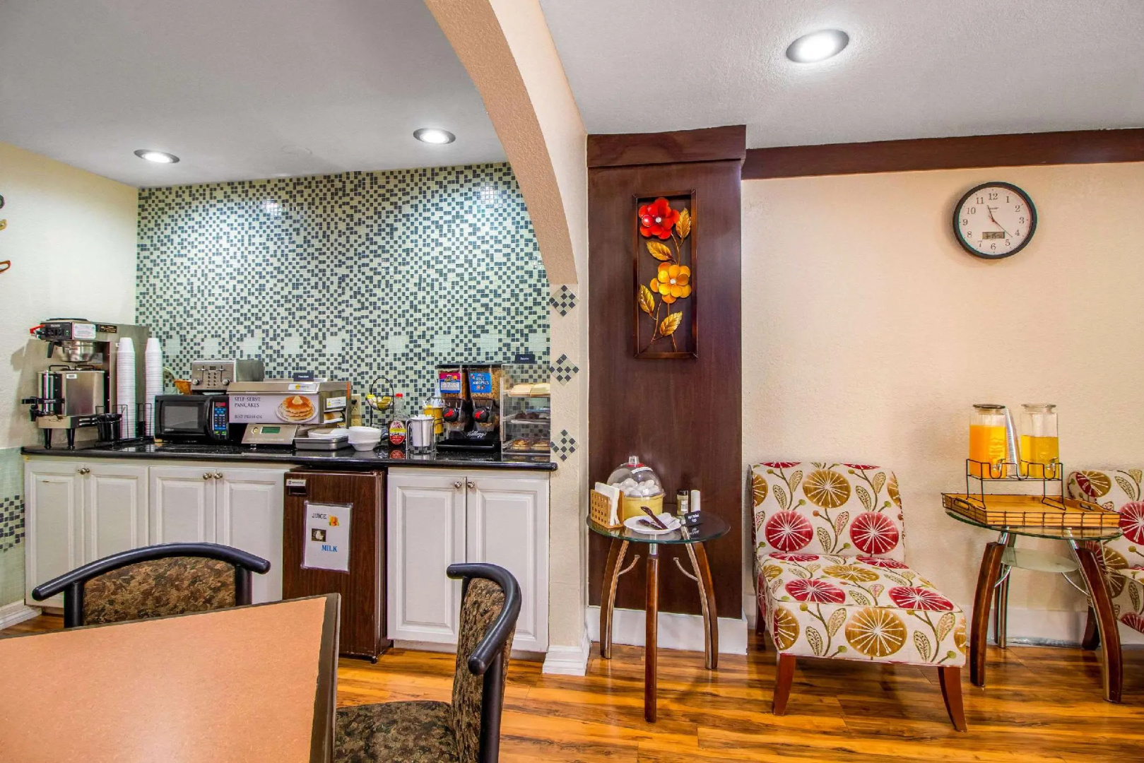 Photo - Rodeway Inn & Suites
