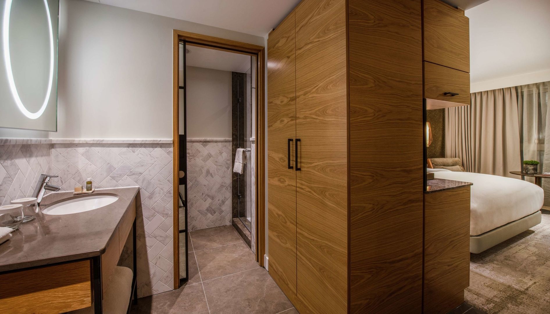 Lincoln Plaza London, Curio Collection by Hilton