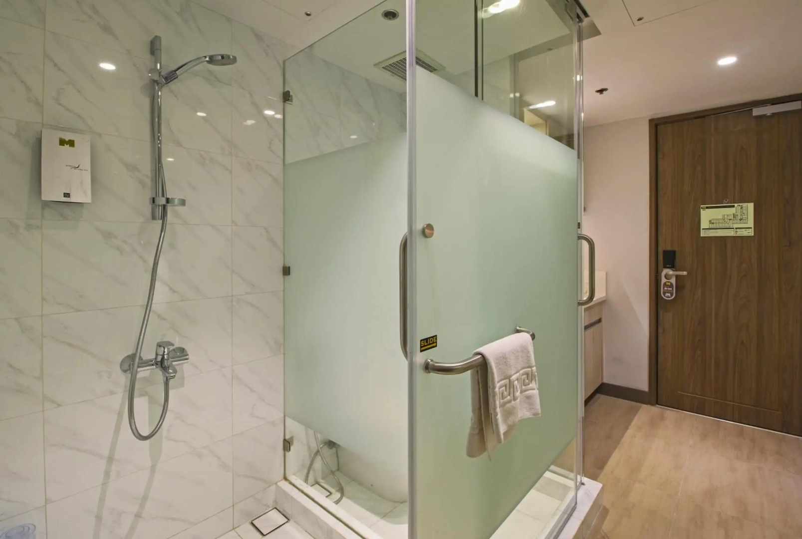 Foto - The Mini Suites Eton Tower Makati