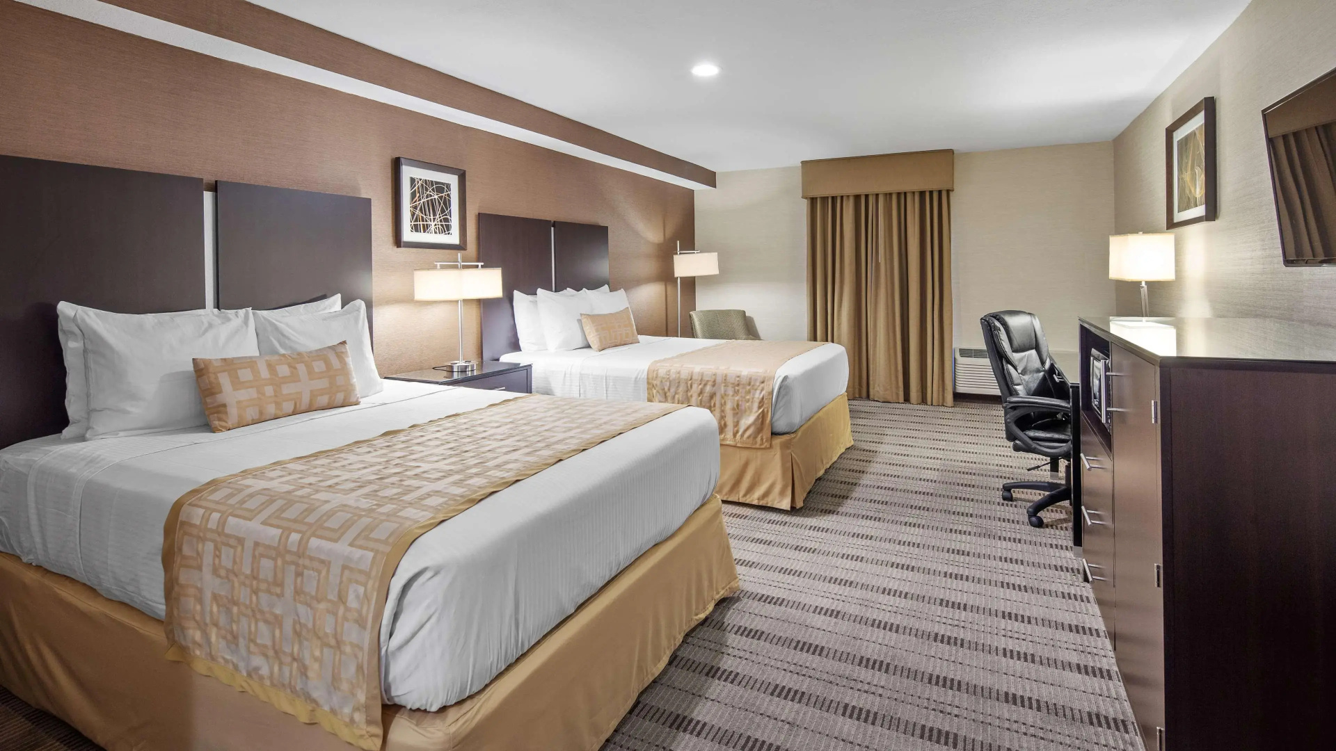 Photo - Best Western Pasadena Royale Inn & Suites