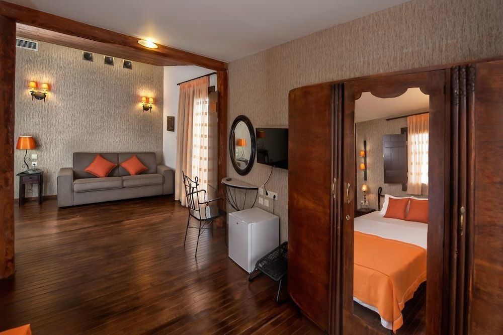 Polys Guest House