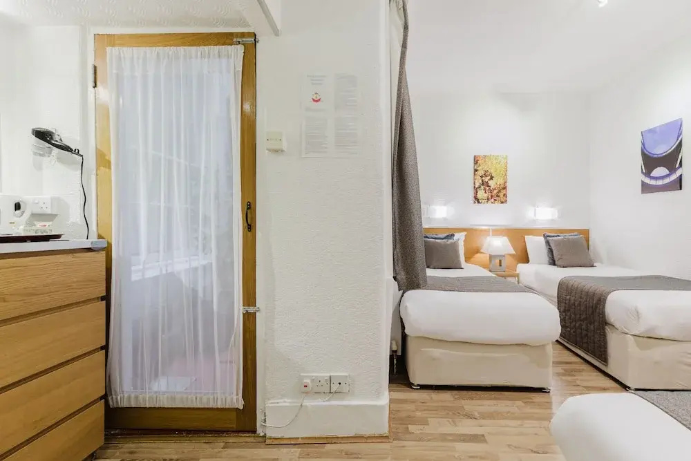 Photo - Falcon Hotel