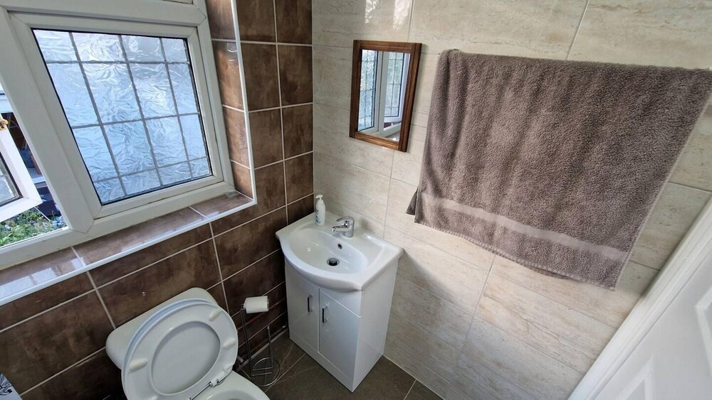 Captivating 2-bed Apartment in Ilford