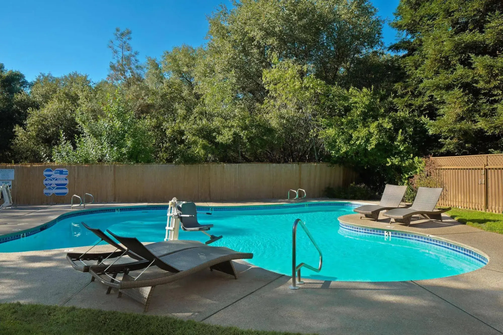 Photo - Lake Natoma Inn