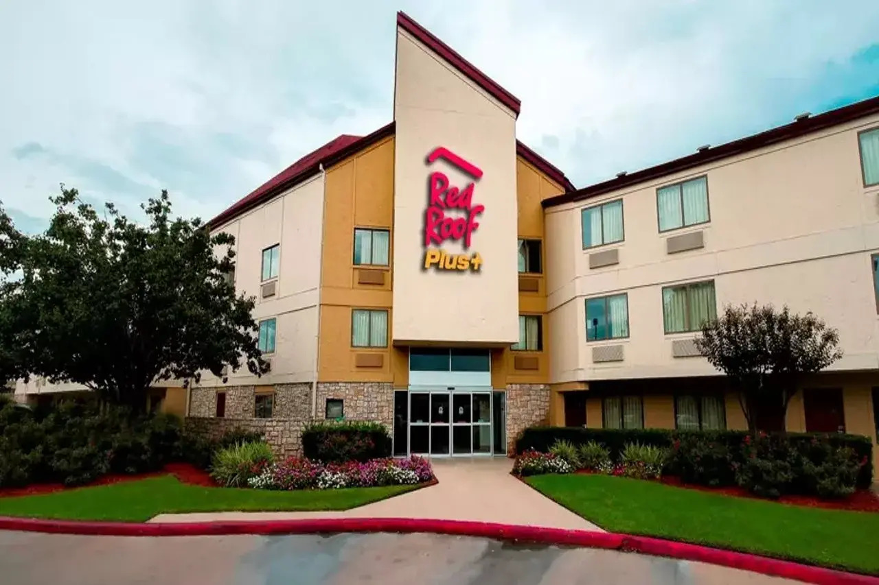 Photo - Red Roof Inn PLUS+ Houston - Energy Corridor