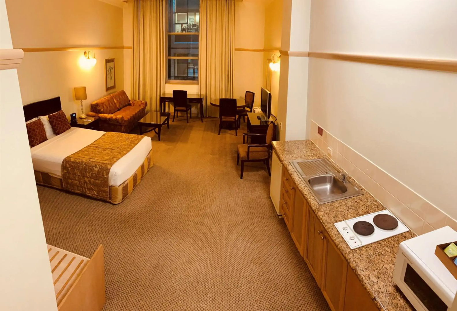 Photo - Royal Albert Hotel