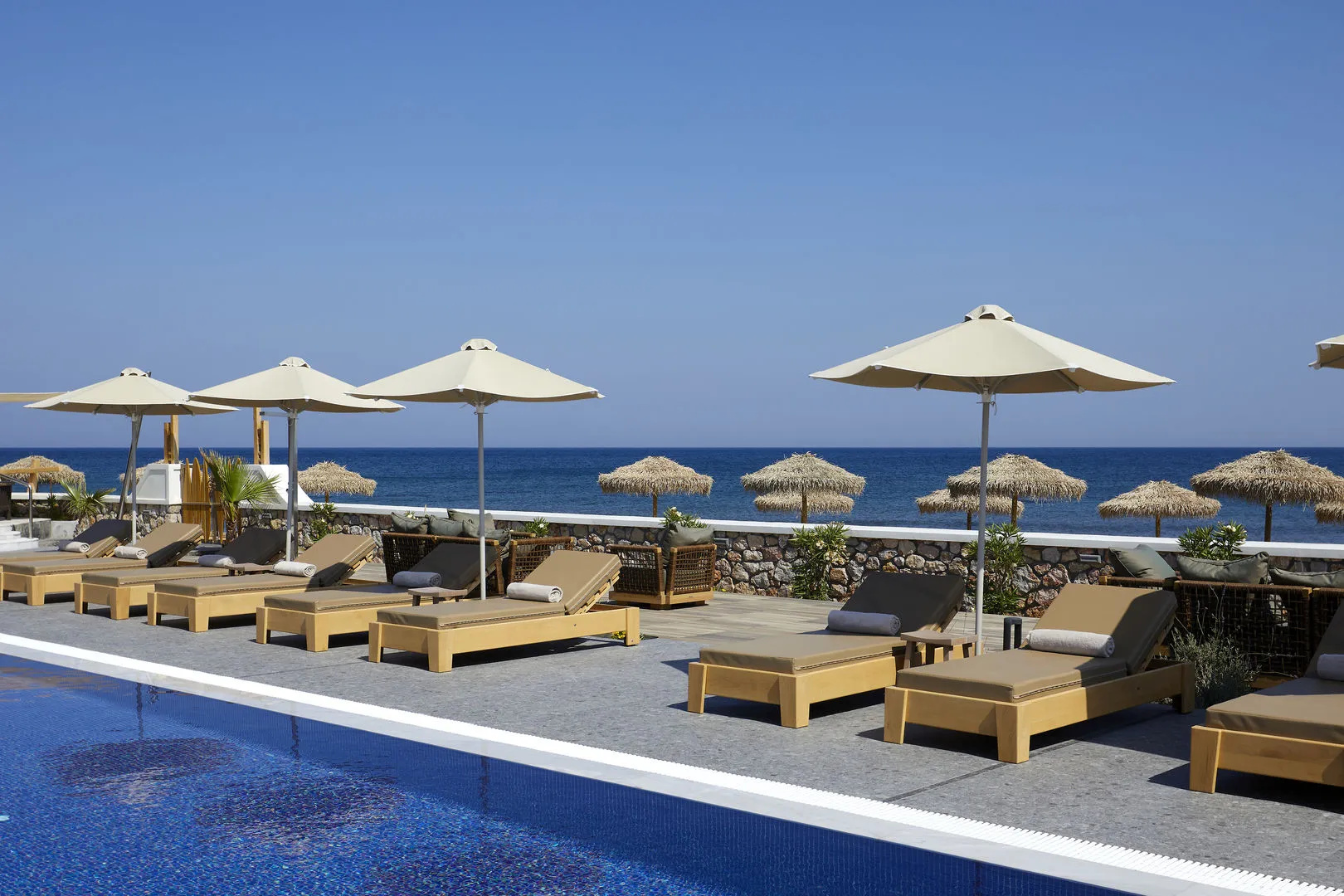 Foto - Sea Breeze Santorini Beach Resort, Curio Collection Hilton