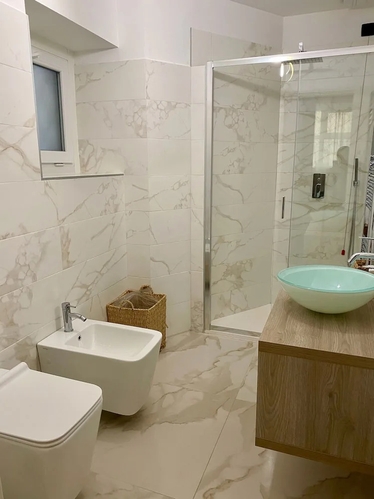 Photo - Gatto Bianco Le Mura