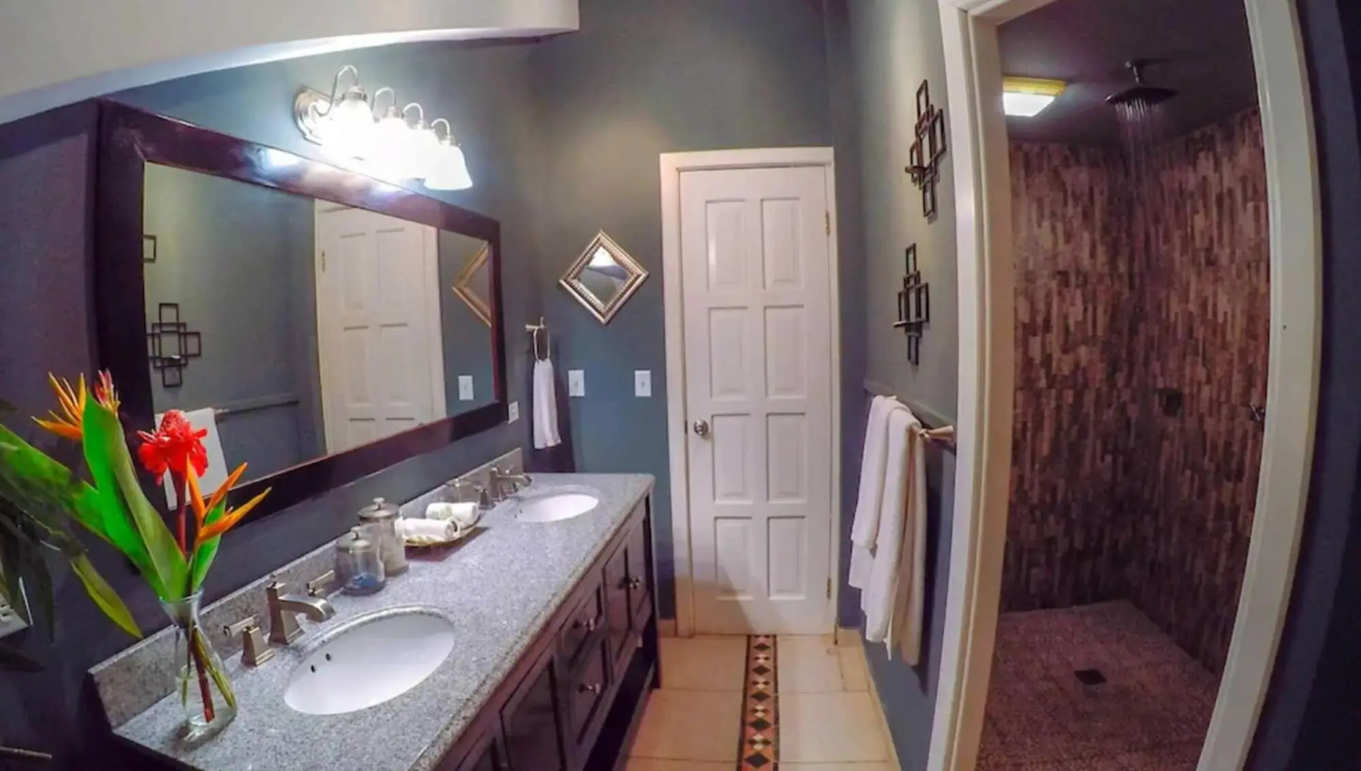 Photo - Tropical Suites Hotel