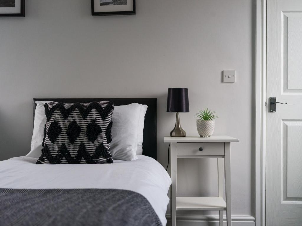 House - Sleeps 4 - Pet Friendly - Parking - Garden