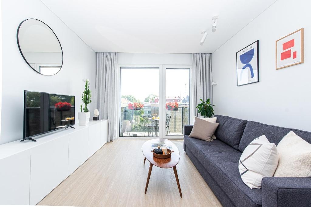 New Modern Apt with Garage Parking, Balcony, by Cohost