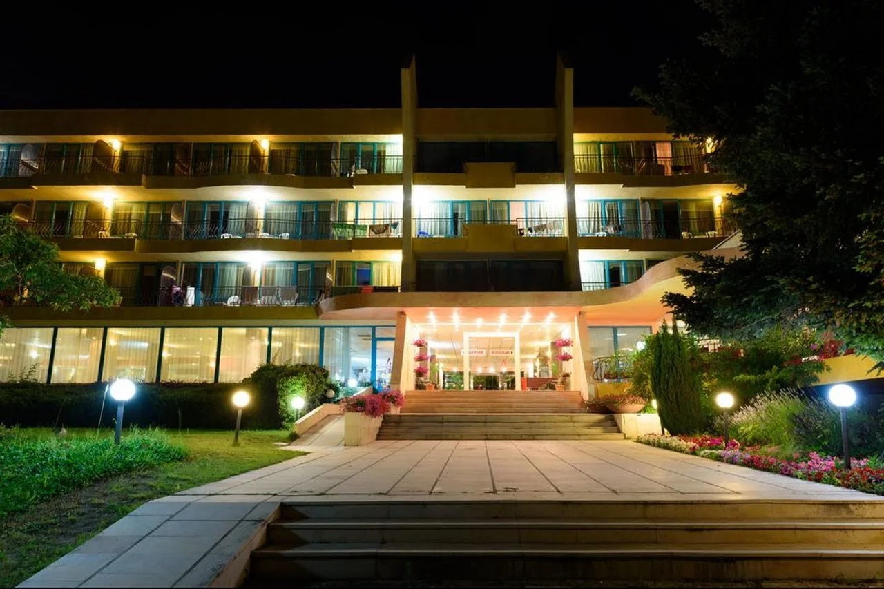 Photo - Hotel Ambassador - Free Parking