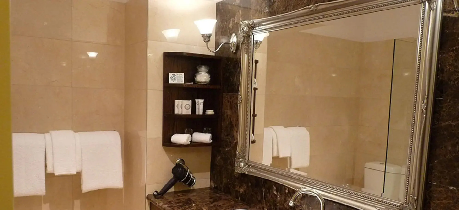 Photo - Royal Albert Hotel