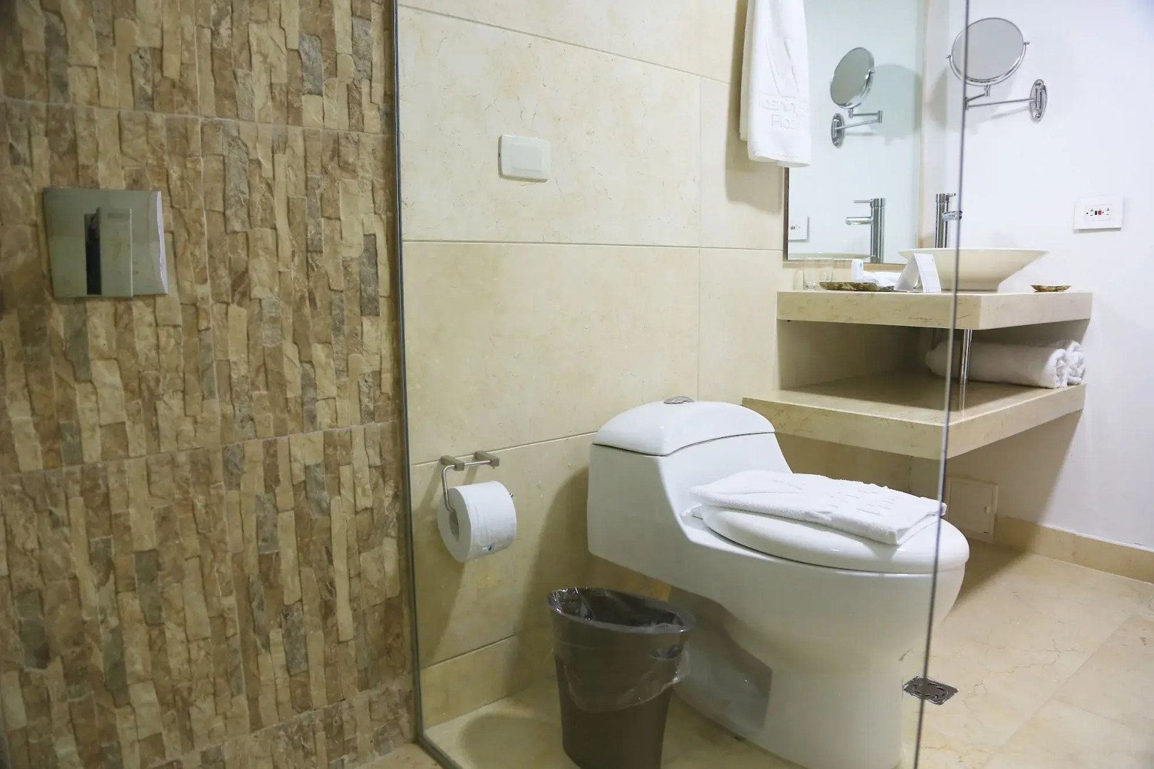 Photo - Washington Plaza