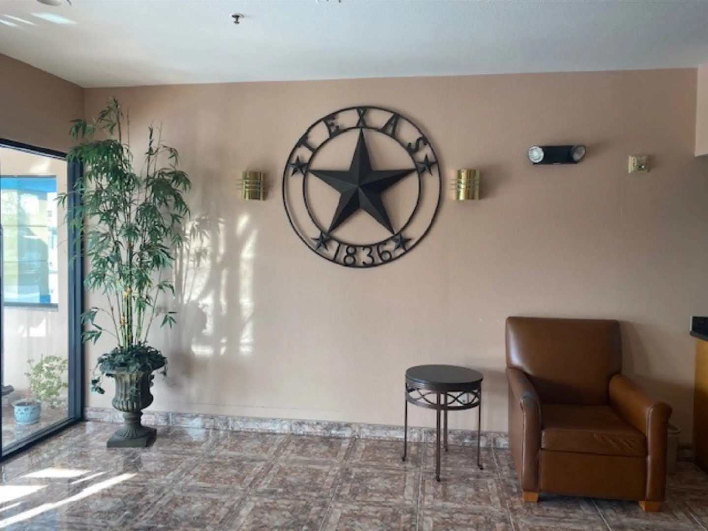 Foto - Tropicana Inn and Suites