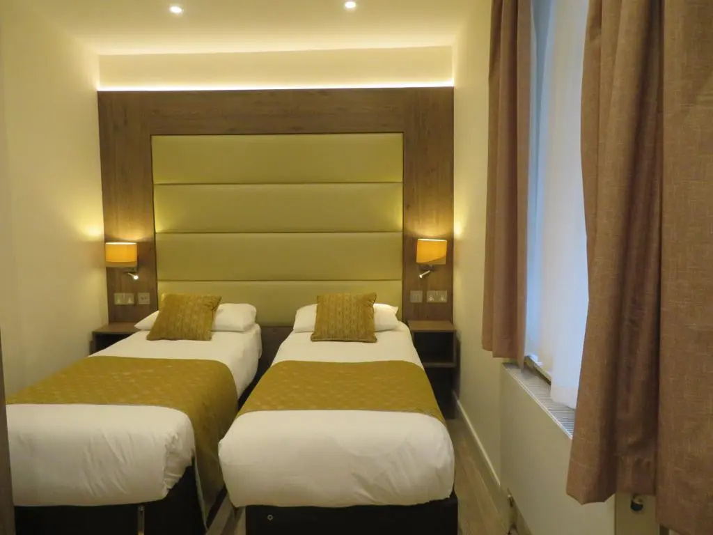 Photo - Glendale Hyde Park Hotel