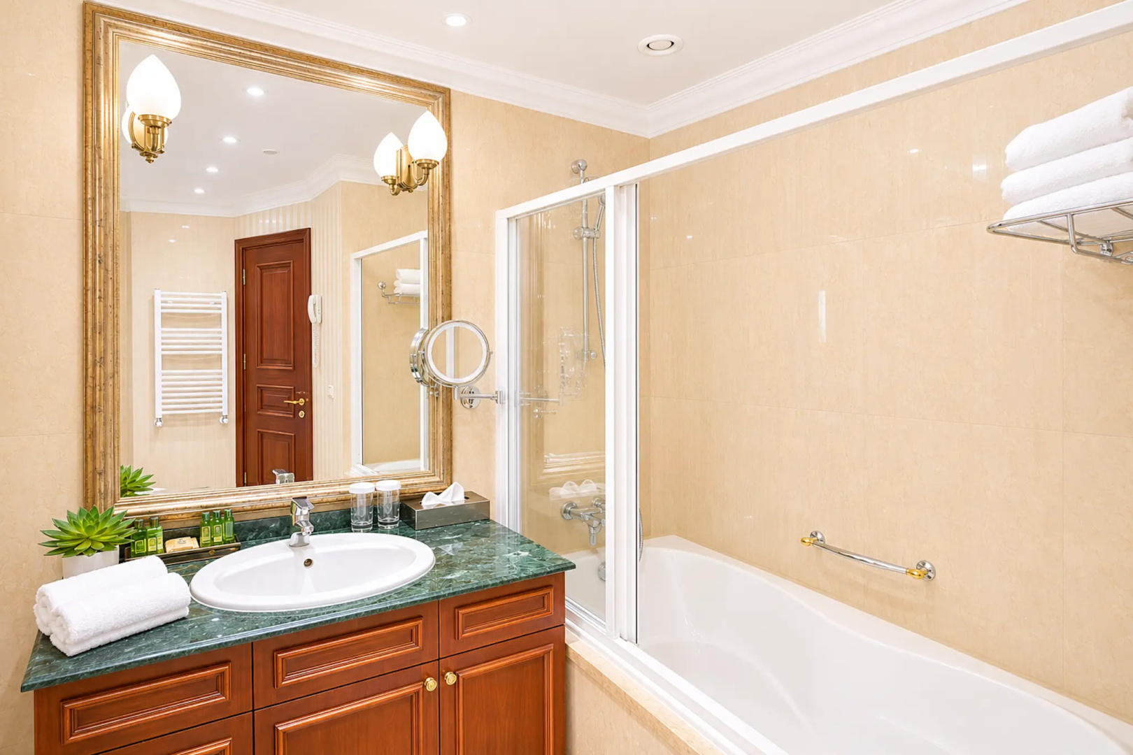 Photo - Crystal Palace Boutique Hotel