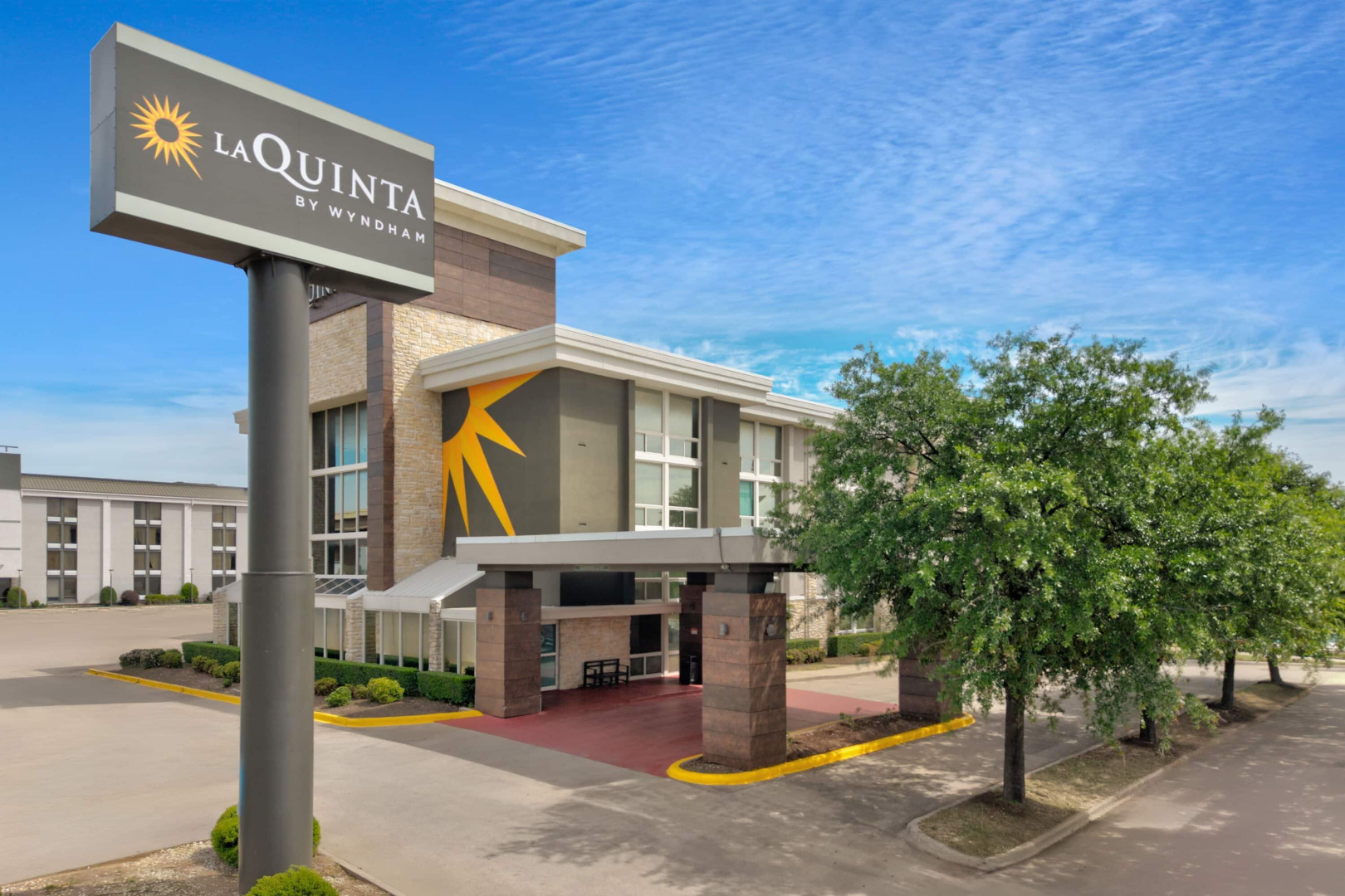Photo - La Quinta Inn & Suites by Wyndham Dallas I-35 Walnut Hill Ln