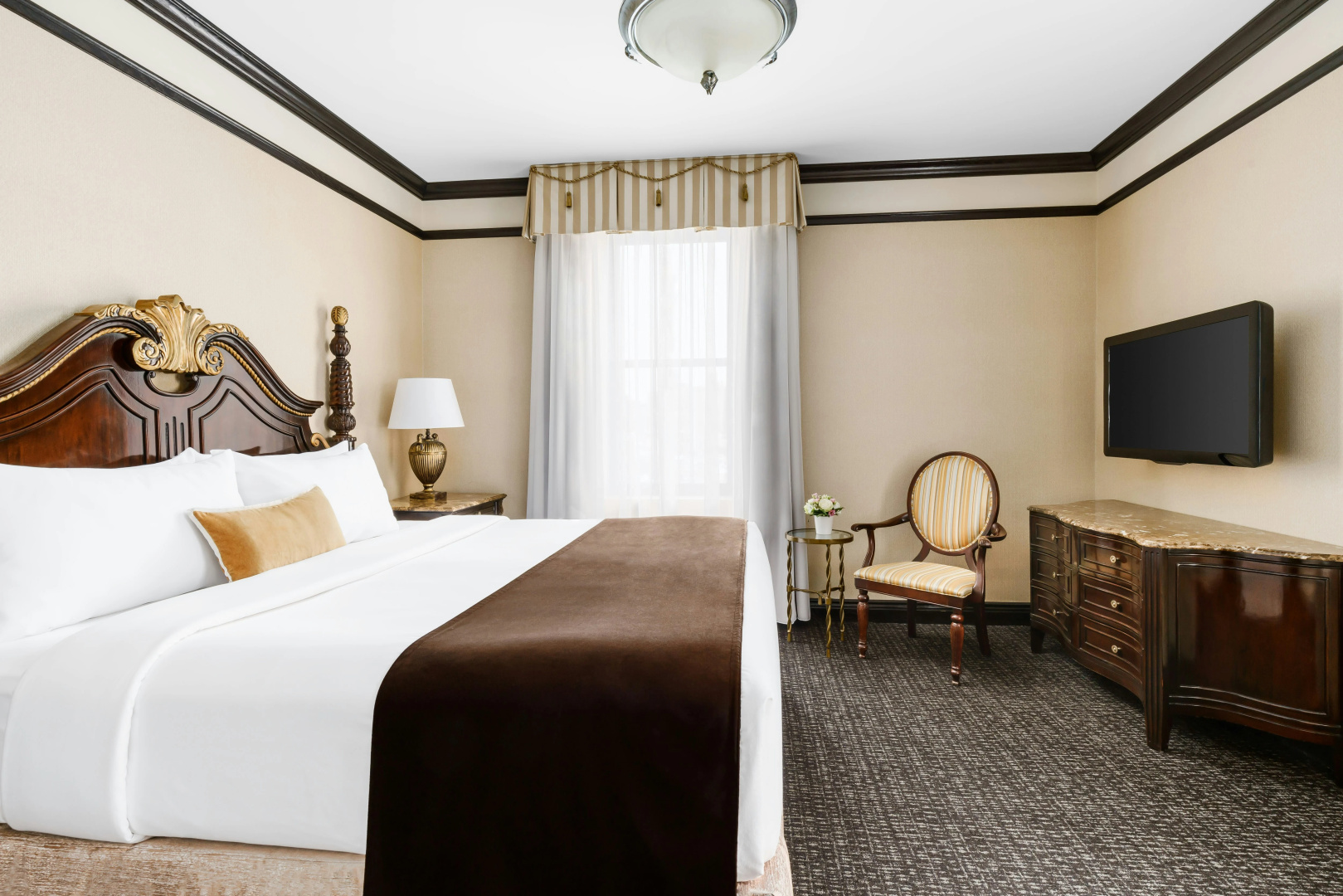 Photo - The Lucerne Hotel