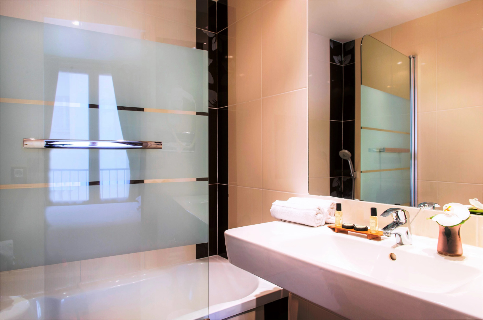 Photo - Hôtel du Théâtre by Patrick Hayat