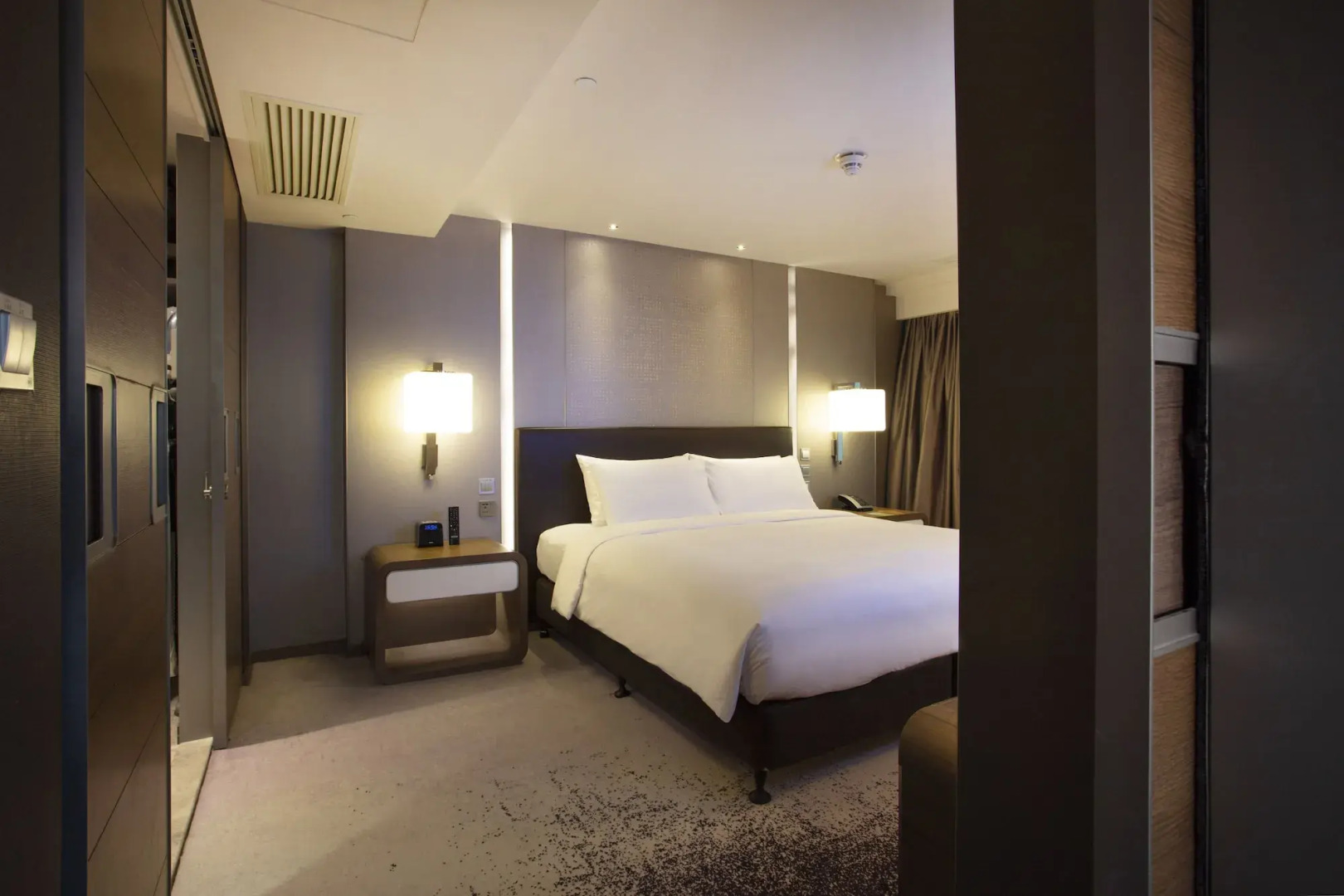 Photo - Royal Plaza Hotel