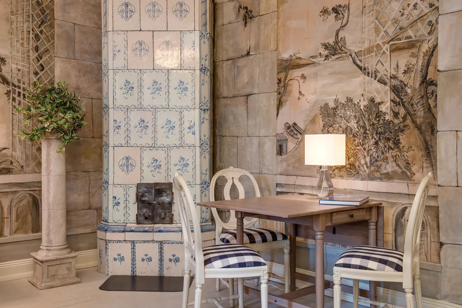 Photo - Lady Hamilton Apartments