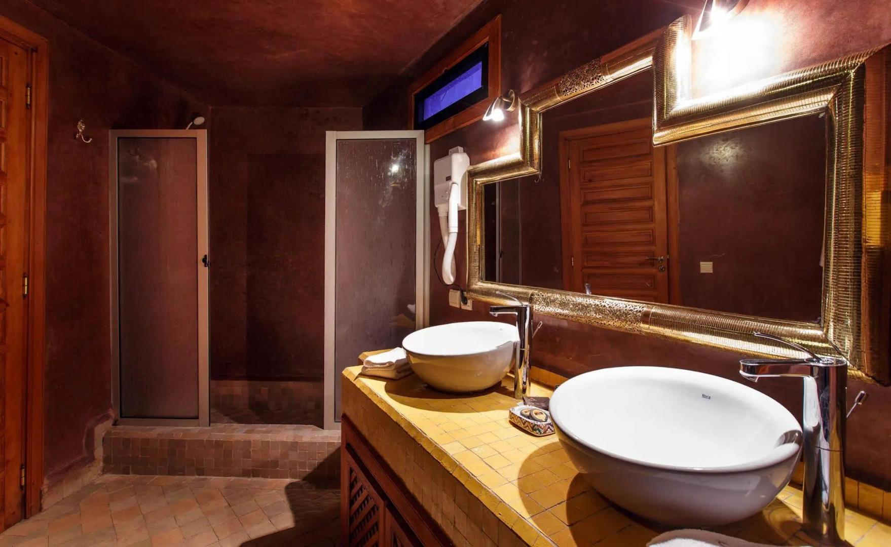 Photo - Riad Andalib