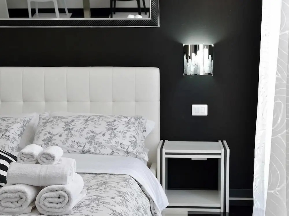 Photo - Black & White G&G