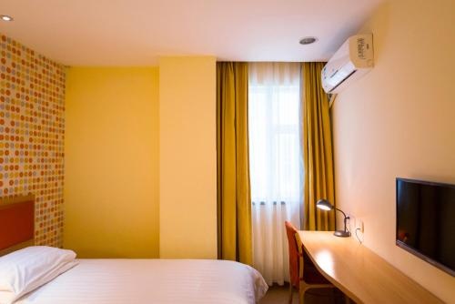 Homeinn Selected Hotel (Yishui Xinhua Road Underground Grand Canyon Scenic Area)