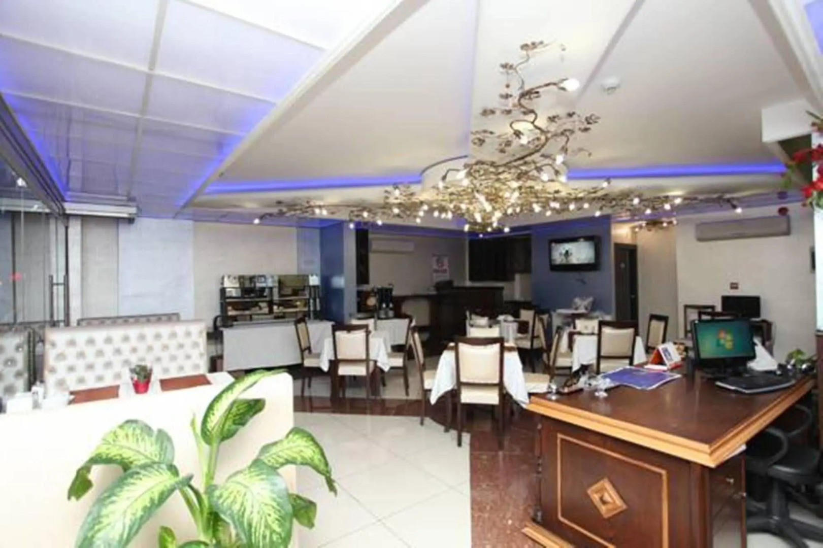 Photo - Hotel Broken Column