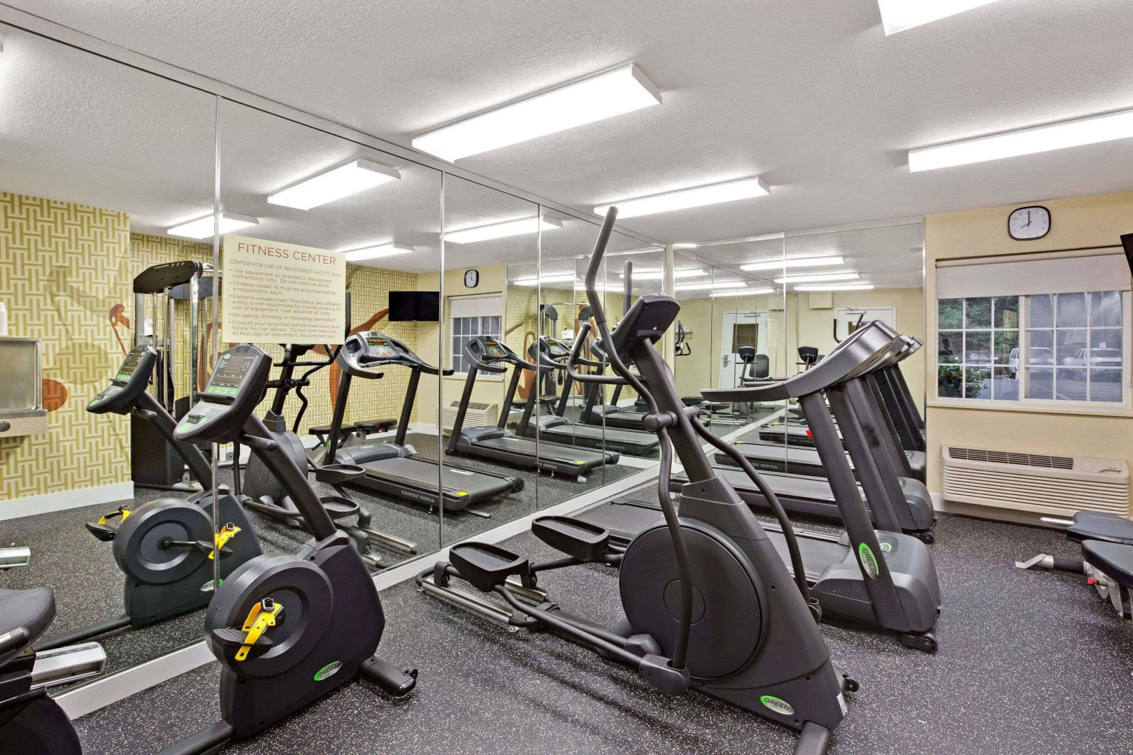 Foto - Suburban Studios Charlotte – Executive Park