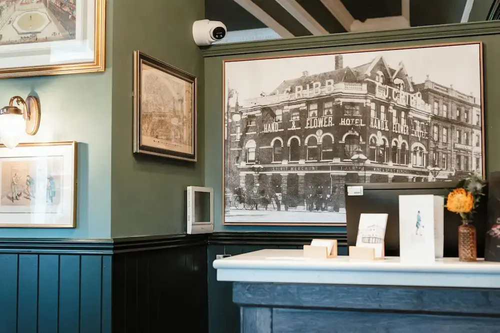 Foto - Hand & Flower