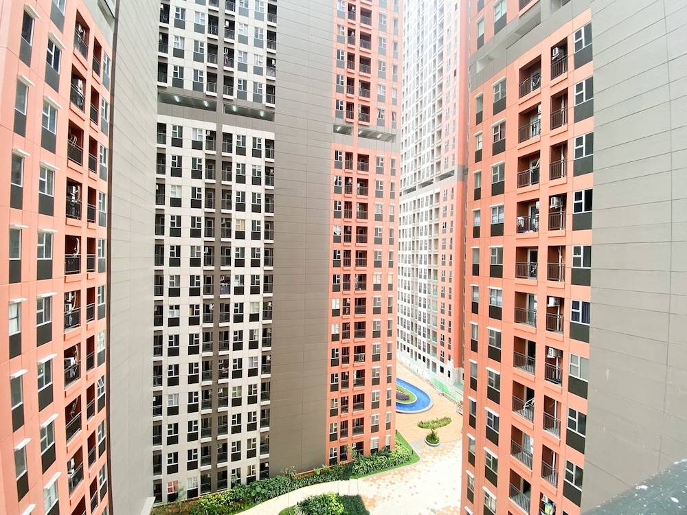 Chic And Cozy Studio Apartment At Transpark Juanda Bekasi