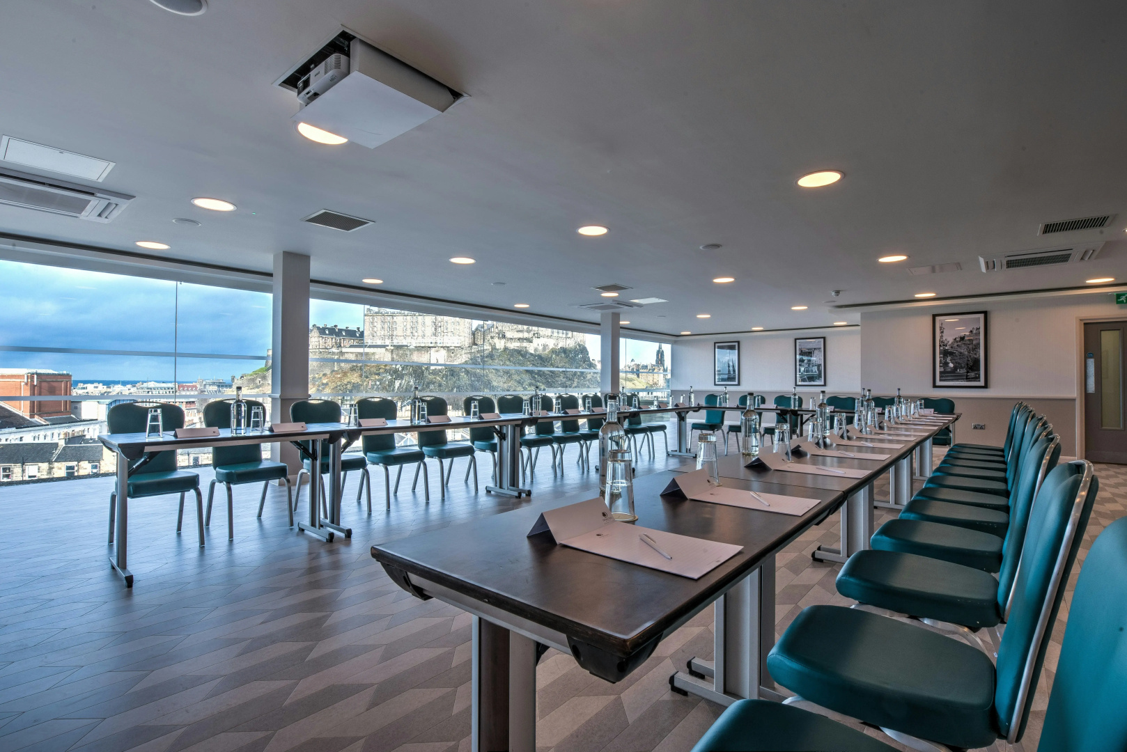 Photo - DoubleTree by Hilton Edinburgh City Centre