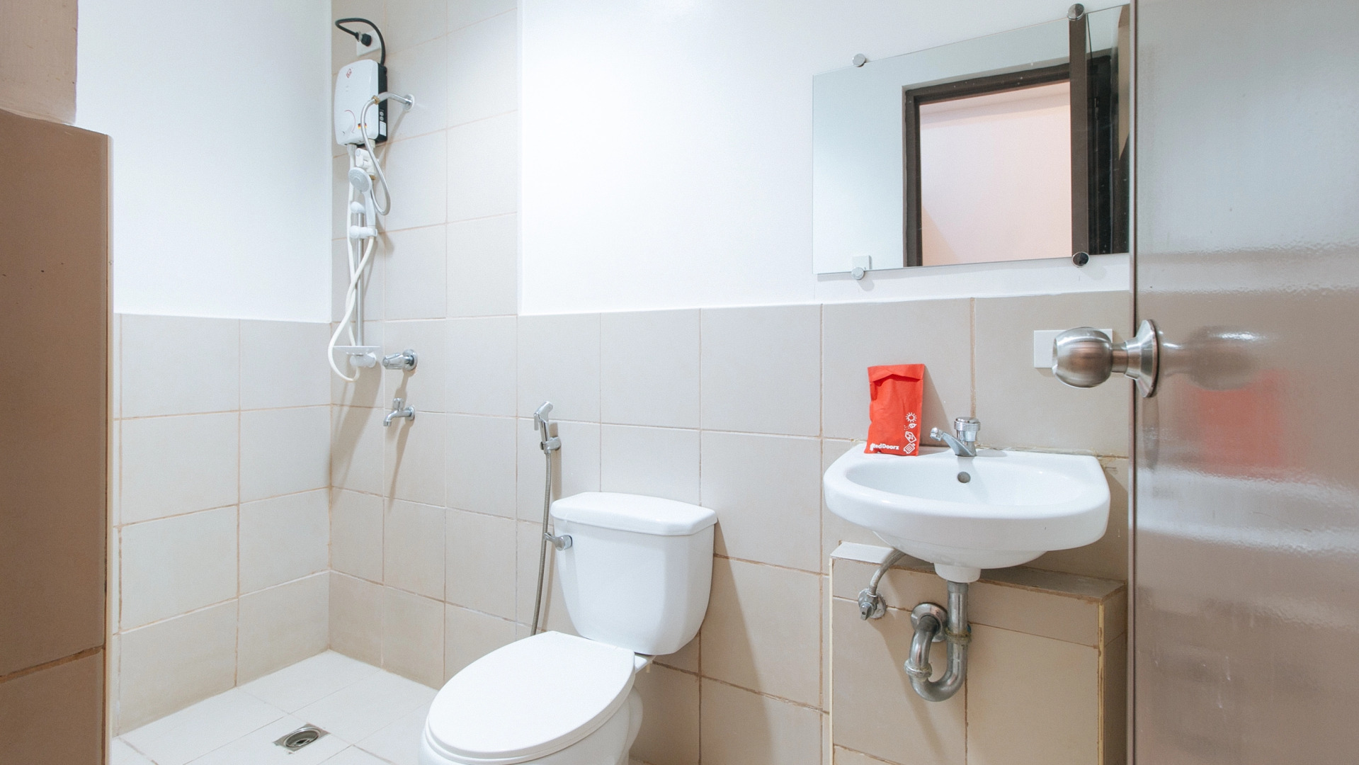 Foto - RedDoorz @ Jardin LRT Tayuman Manila