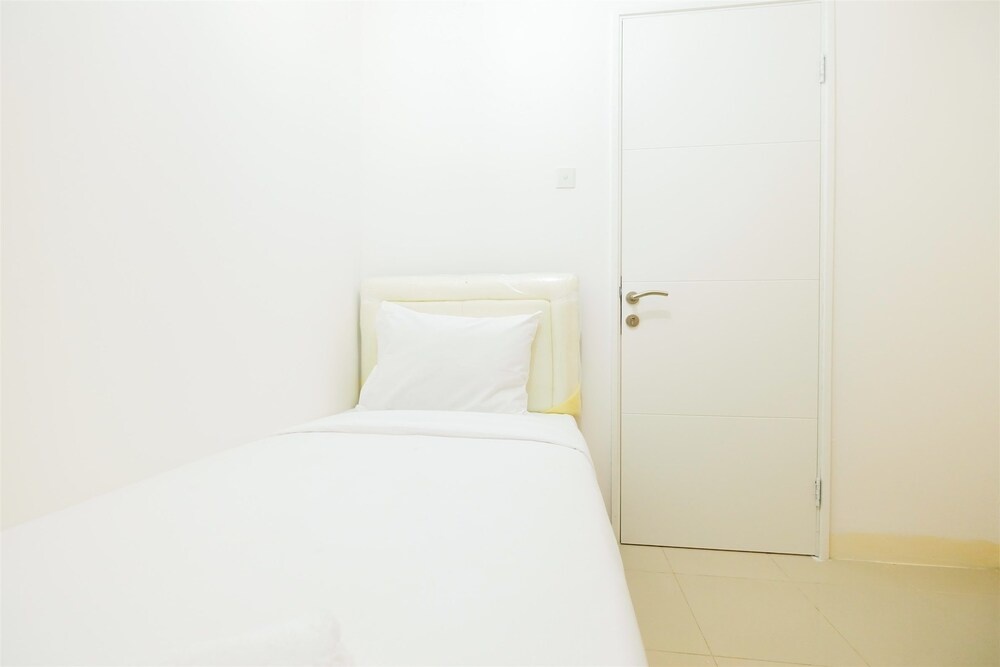 Cozy 2BR Bassura City Apartment with City View