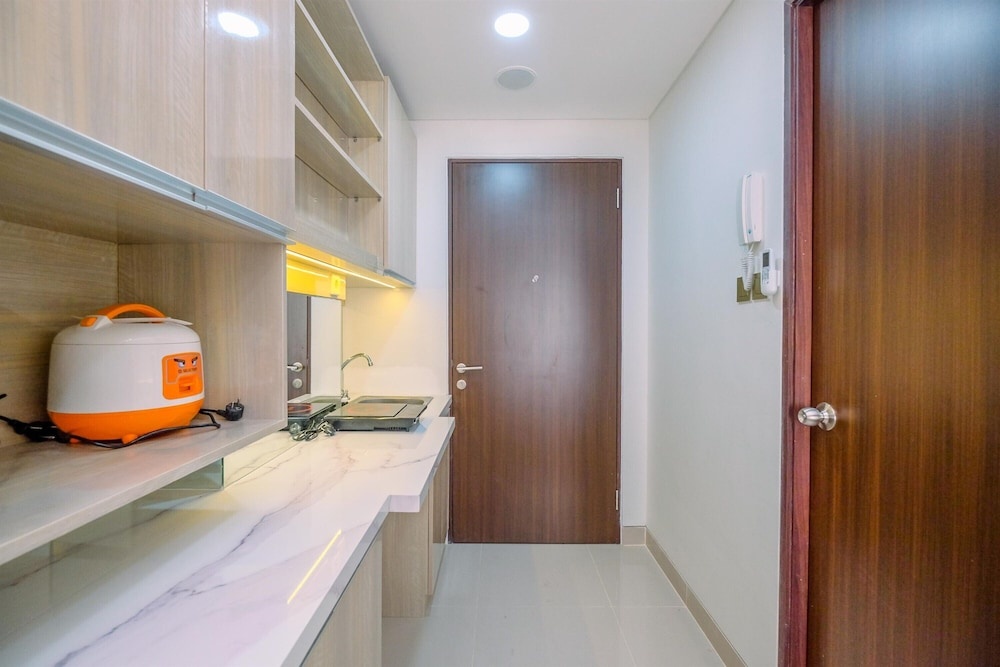 Cozy And Restful Studio At Transpark Cibubur Apartment