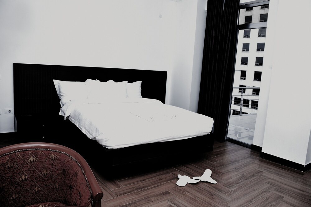 yellow apple hotel