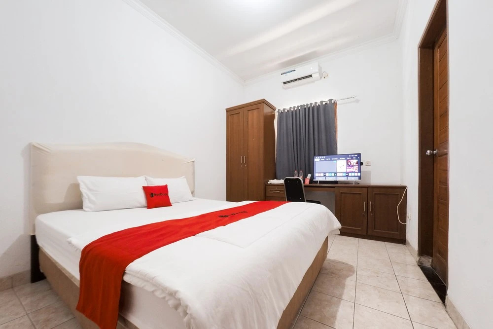 RedDoorz near Trans Studio Mall Cibubur