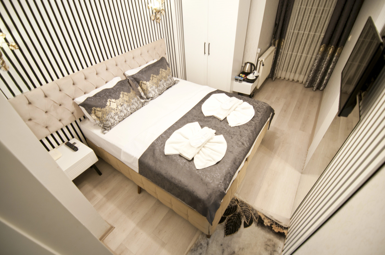 Photo - Hotel Broken Column