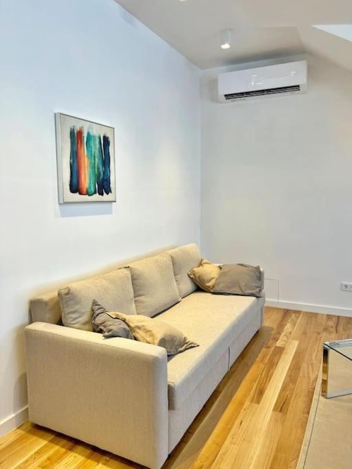 White 1 BD Old Town Apartment by Hostlovers