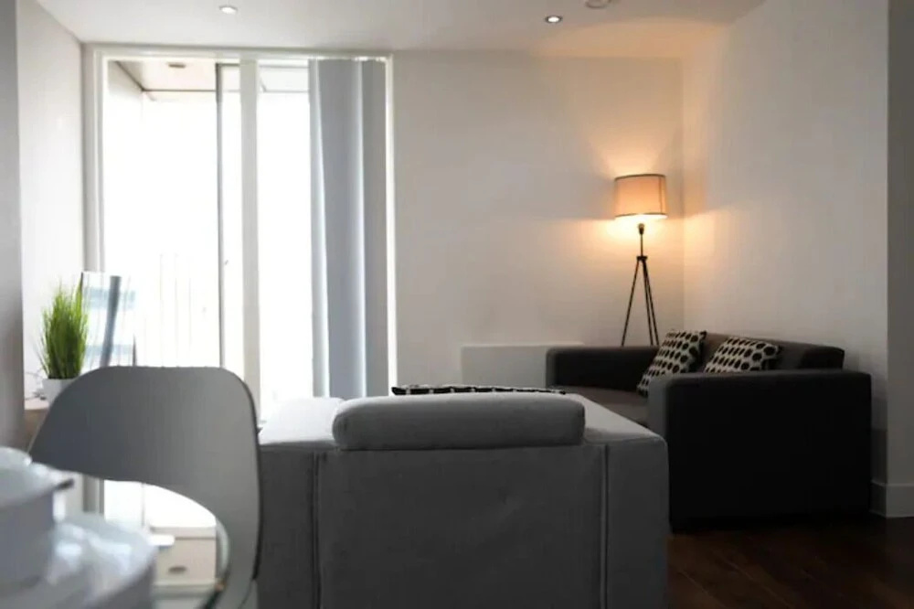 OnPoint -Spacious 2 Bedroom Apt With Parking/Balcony