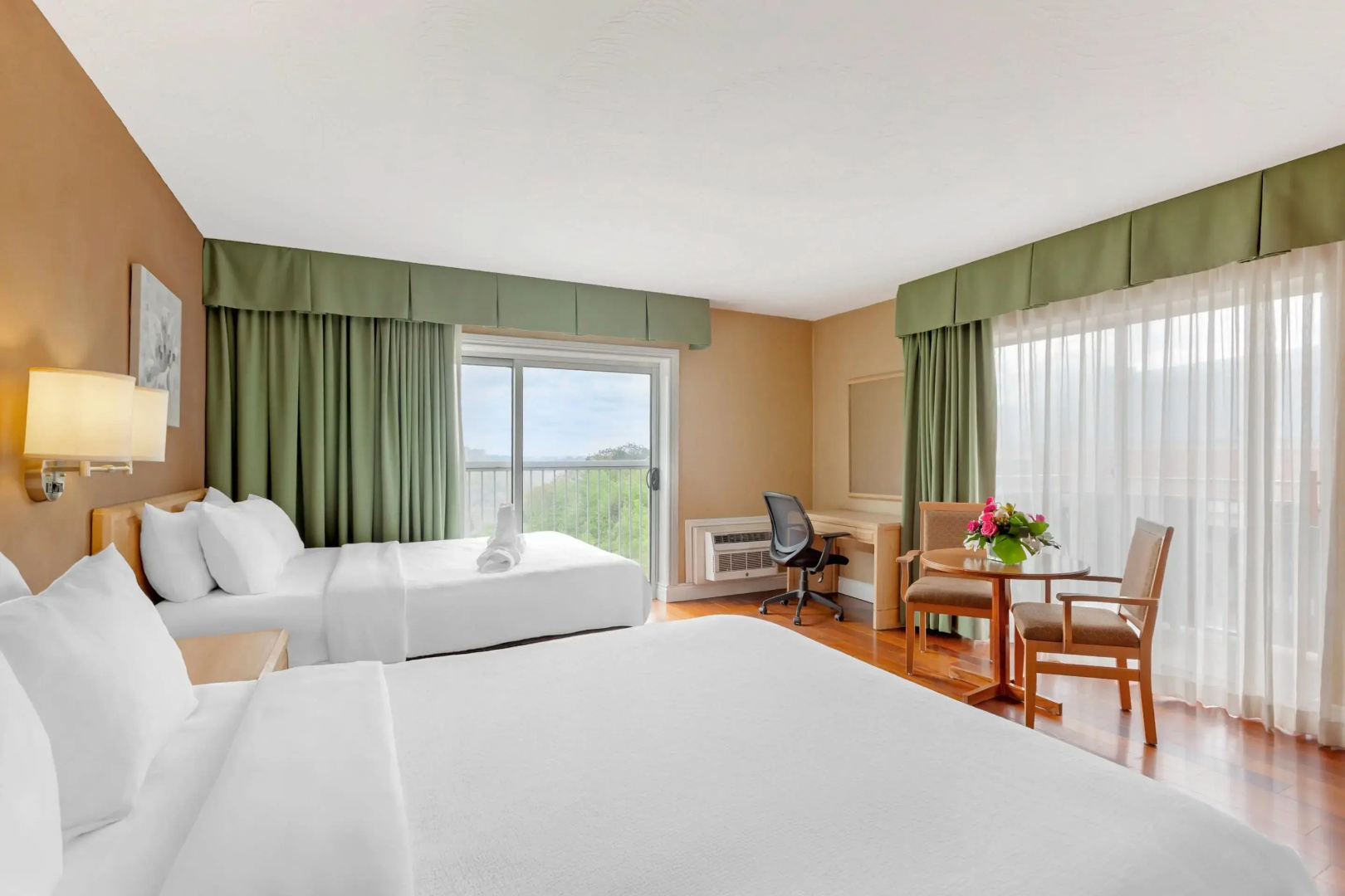 Photo - Quality Hotel Fallsview Cascade