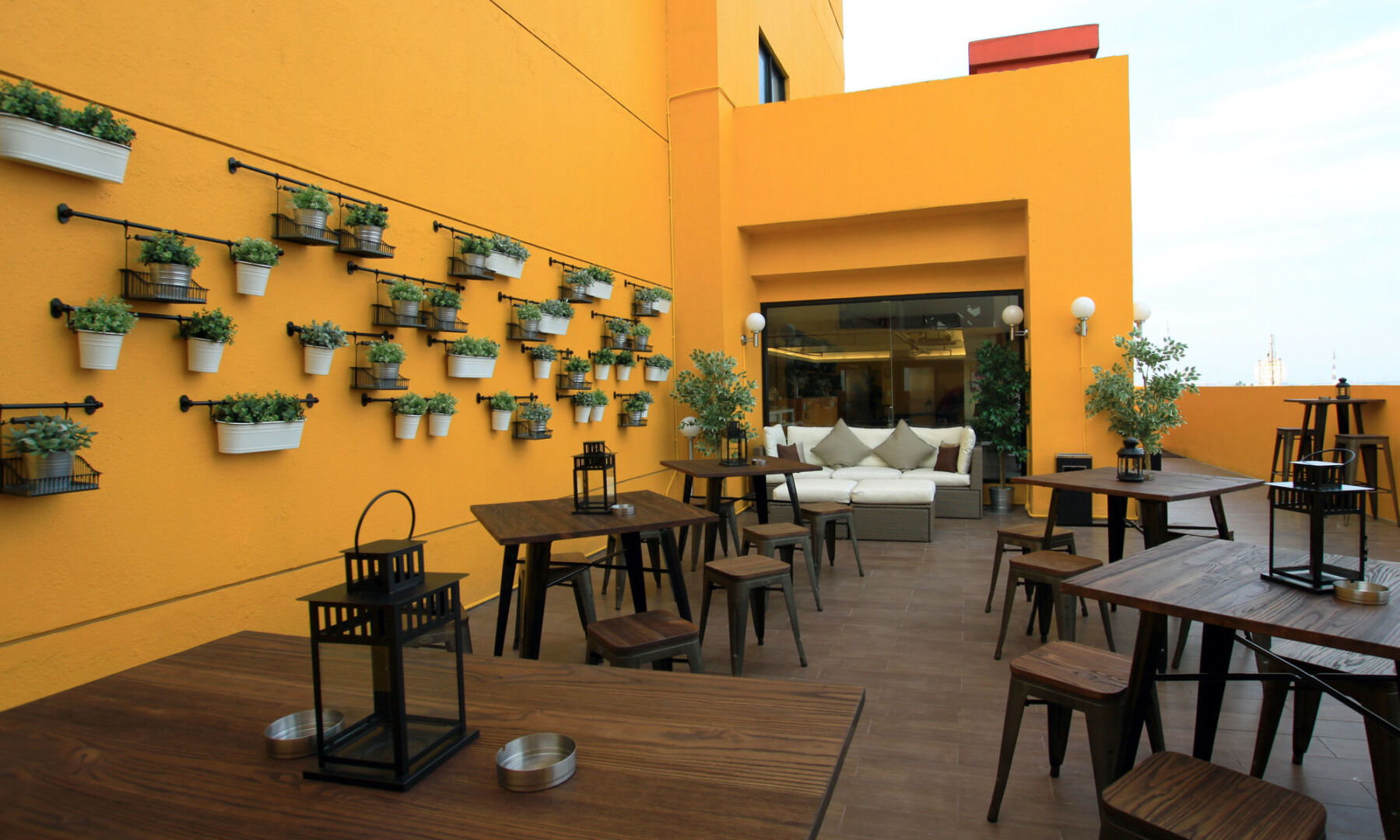 Foto - Yellow Bee Tangerang